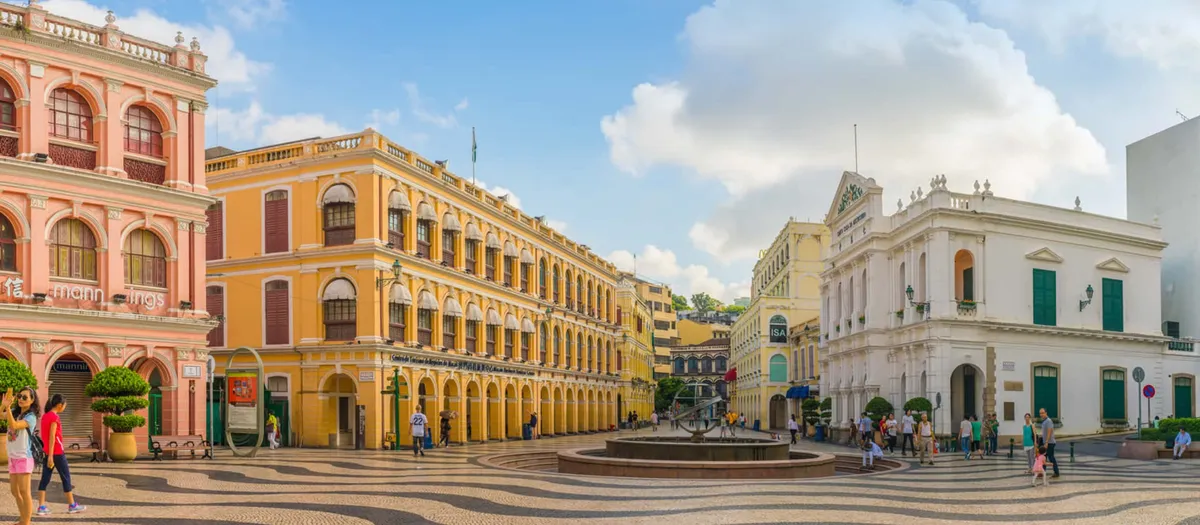议事亭前地白天景色，彩色的欧式建筑和波浪形碎石路面
